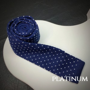 синий галстук вязаный