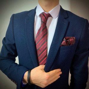 красный стильный галстук